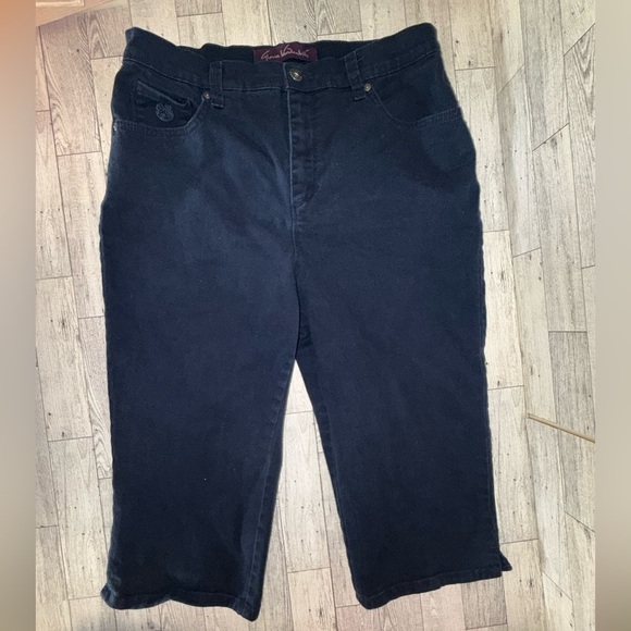 Gloria Vanderbilt Amanda Capris (2 pairs one white & one denim) - Picture 7 of 10
